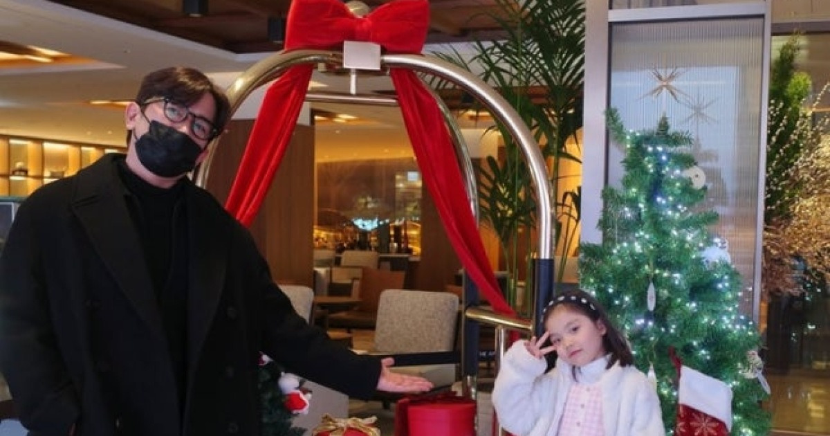 새신랑 이민우, 딸과 함께 보낸 크리스마스 인증샷 [IS하이컷]