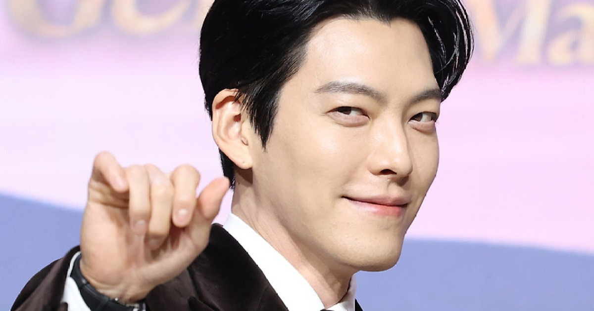 [단독] 김우빈, 어린이 병동에 보낸 선물…산타가 된 새신랑