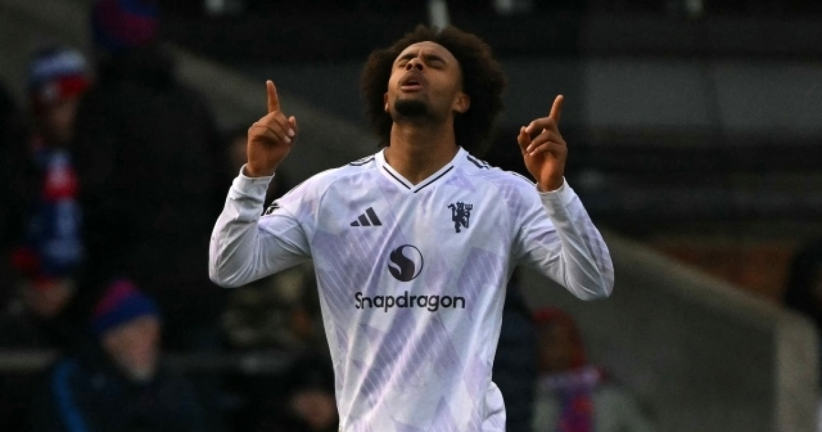 맨유, ‘60경기 8골’ 네덜란드 스트라이커 내치나···“로마가 지르크지 임대 제안 준비 중”