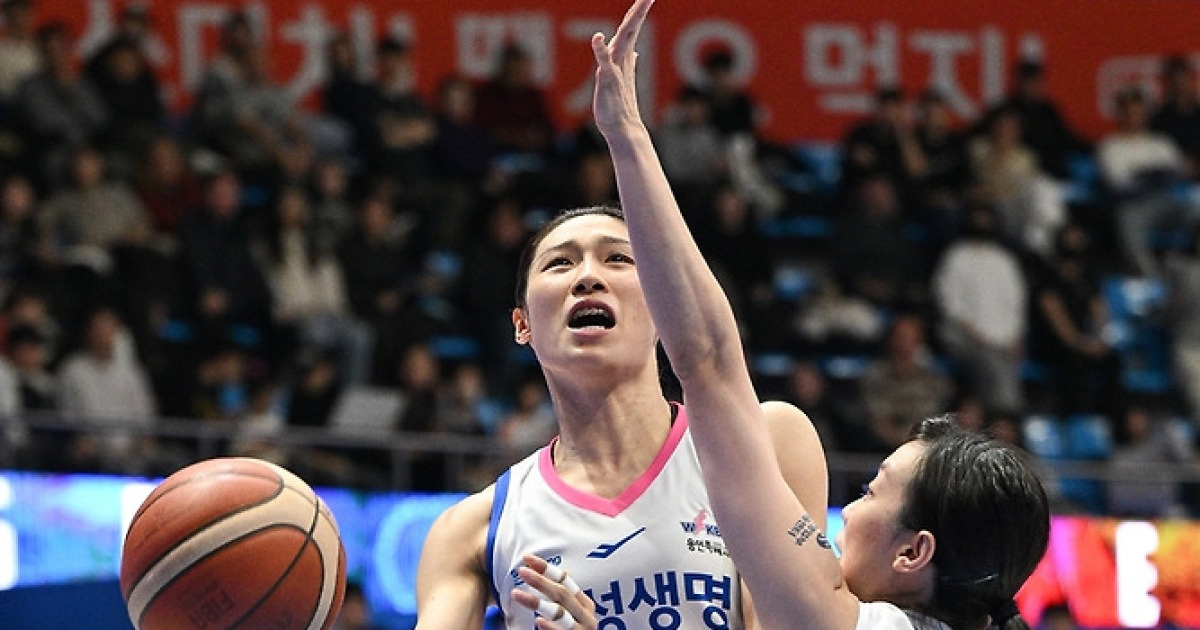 여자농구 삼성생명, 신한은행 꺾고 4위로…4명 두 자릿수 득점