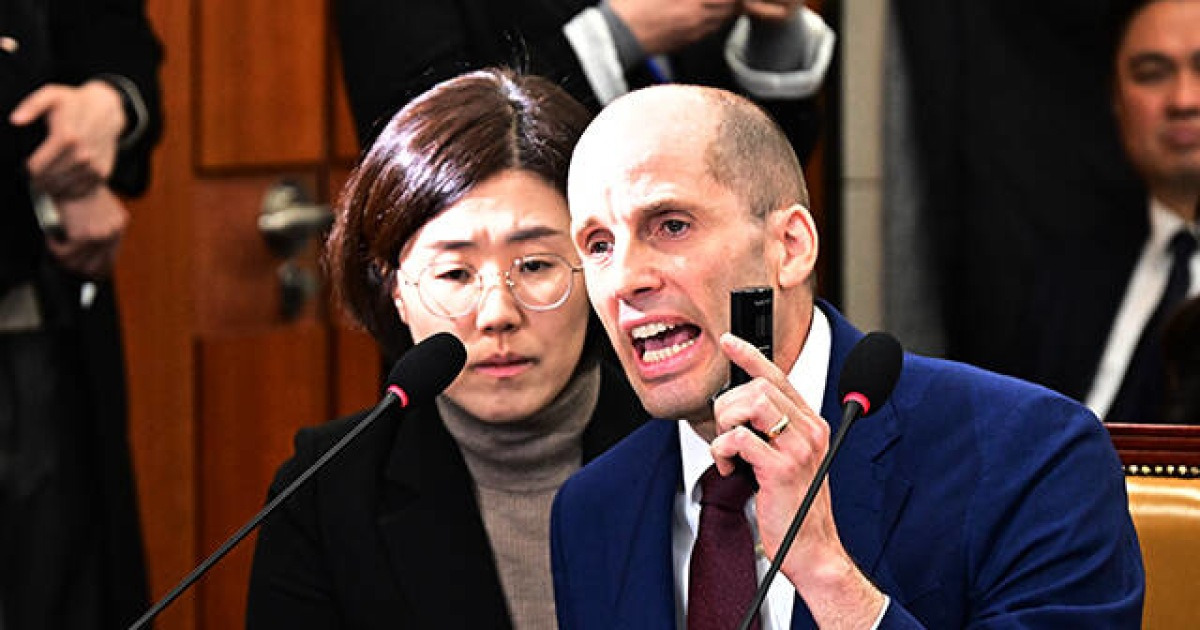 동시통역기 착용을 둘러싼 현장 장면