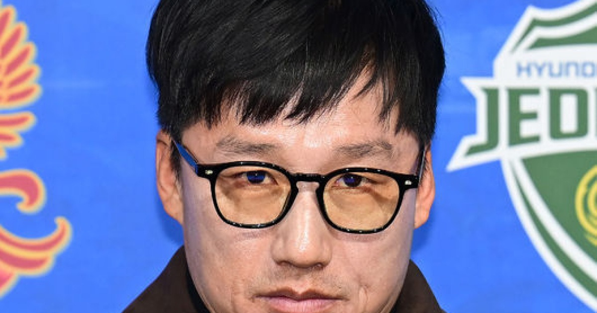 내 밑에서 콘이나 놓던 놈이 많이 컸다!” 축구계에서 무시받던 ‘비주류’ 이정효 감독, 빅클럽 수원삼성 맡았다