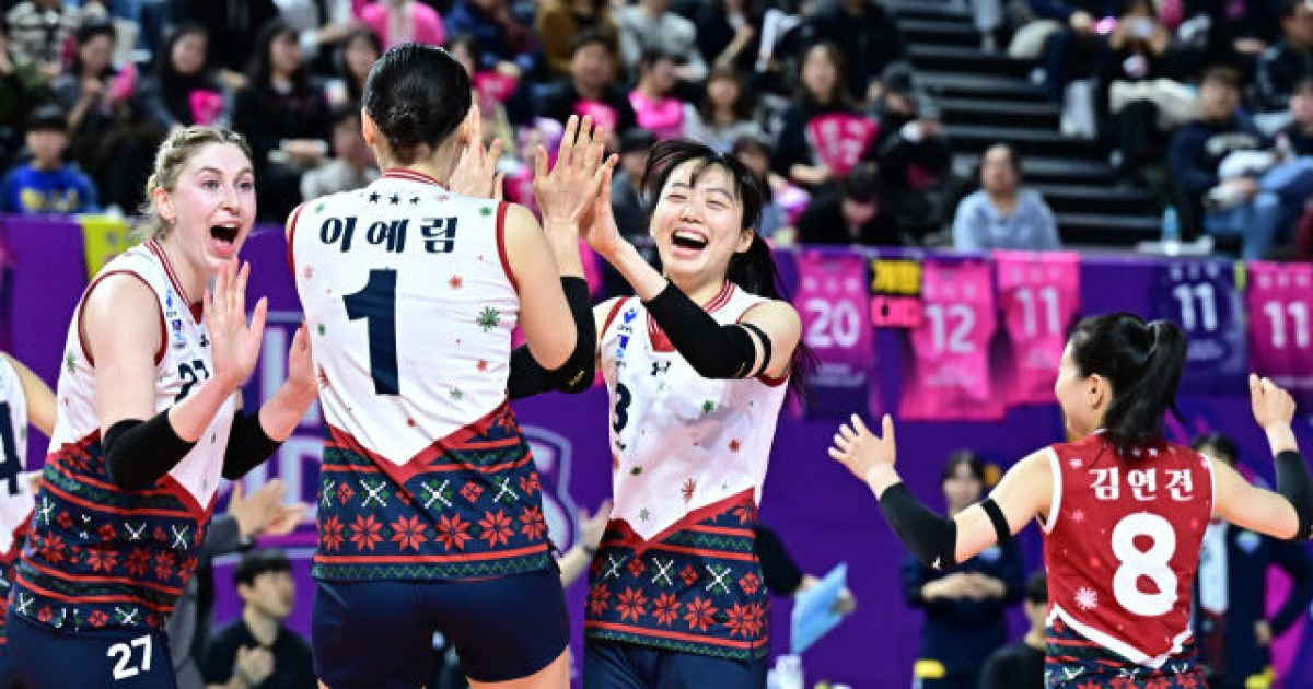 “크리스마스 유니폼 더 입으면 안 돼요?” 현대건설 8연승 이끈 마법의 유니폼?...2026년에도 ‘행복배구’ 꿈꾼다 [MD인천]