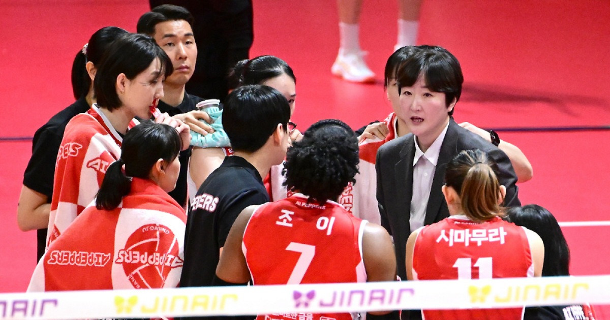 눈물의 9연패 탈출, 하루 천하였나...IBK, 갈 길 바쁜 페퍼에 다시 패배 악몽 선사 [광주 현장]