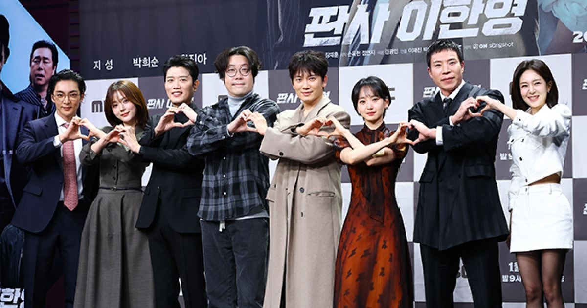 [ST포토] 이재진PD, '판사 이한영' 출연진과 함께