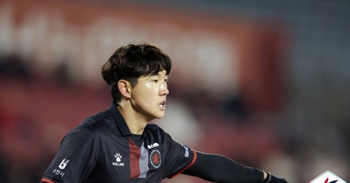 [오피셜] 연봉 삭감까지 감수한 '의리의 베테랑' 위한 멋진 보답... '1부 승격팀' 부천, 백동규와 2년 더 동행한다