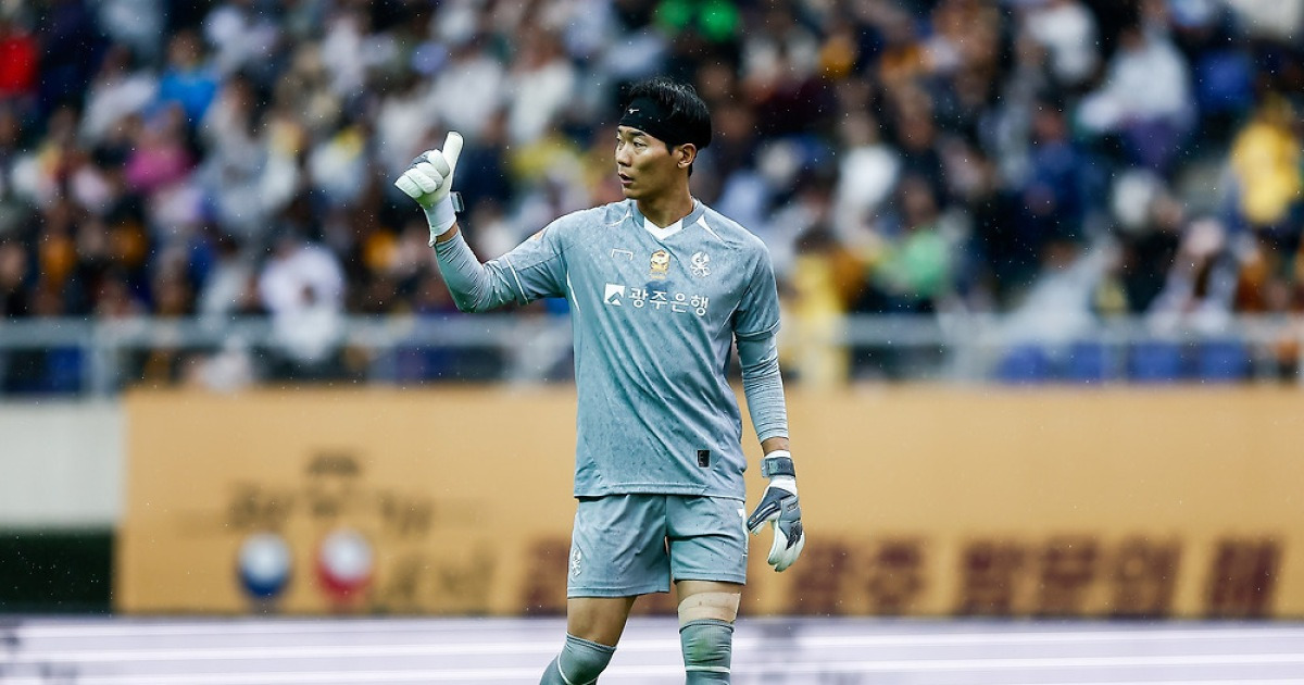 ‘기존 수문장 지키고 새로운 골키퍼도 데려왔다!’ 광주FC, 김경민과 연장 계약 체결·이윤성 영입 [오피셜]