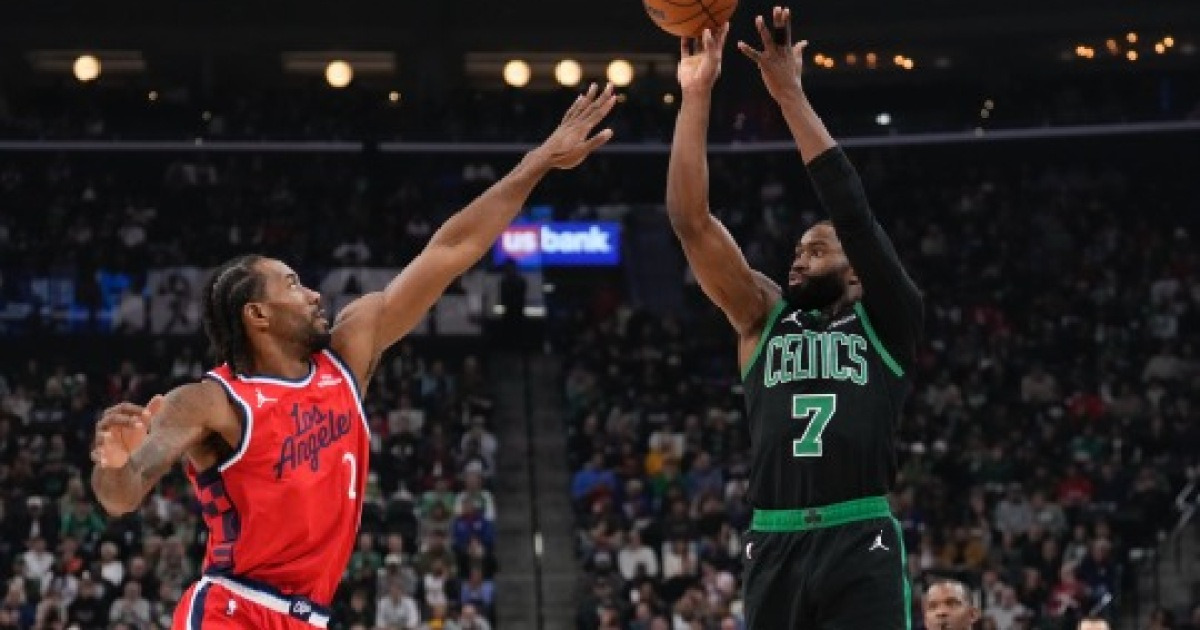 '개인 최다 타이' 브라운 50점 폭발...NBA 보스턴, 클리퍼스 31점 차 대파