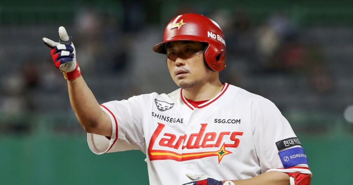'역대급' KBO 최초 삼각 트레이드 최종승자는 40대 포수였나…기적의 다년계약 또 현실로
