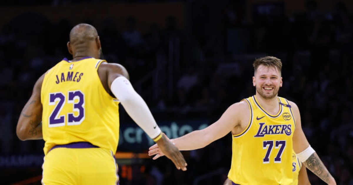 돈치치 30득점+르브론 30득점! '슈퍼스타 쌍포 폭발' LA 레이커스, 뉴올리언즈에 111-103 승리