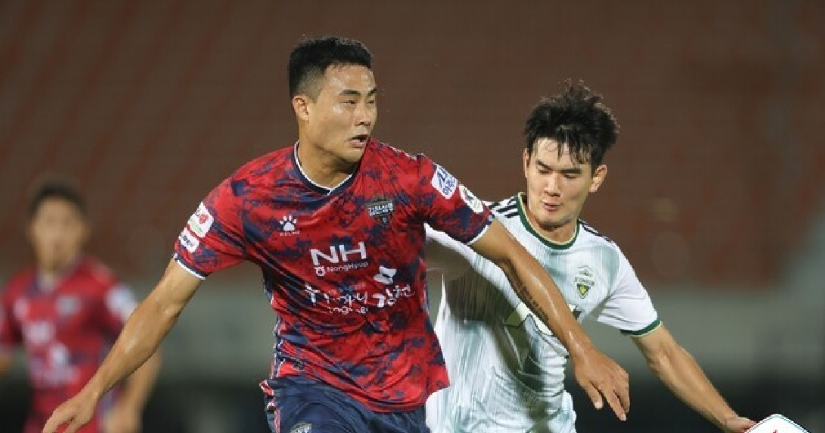 [오피셜] 韓축구 3부 흙수저 신화, 中-포르투갈 거쳐 최고 명문 입단 꿈 이뤘다... 전북, '국대 센터백' 박지수 영입
