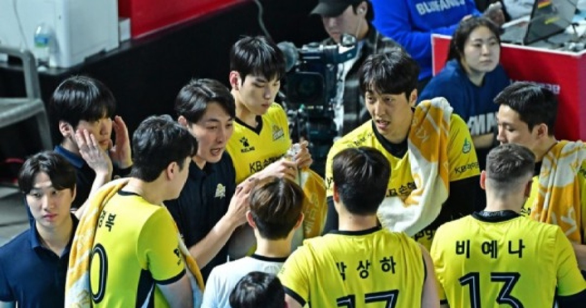 하현용 감독대행, 삼세판 끝 데뷔 첫 승...KB손해보험 3위 도약