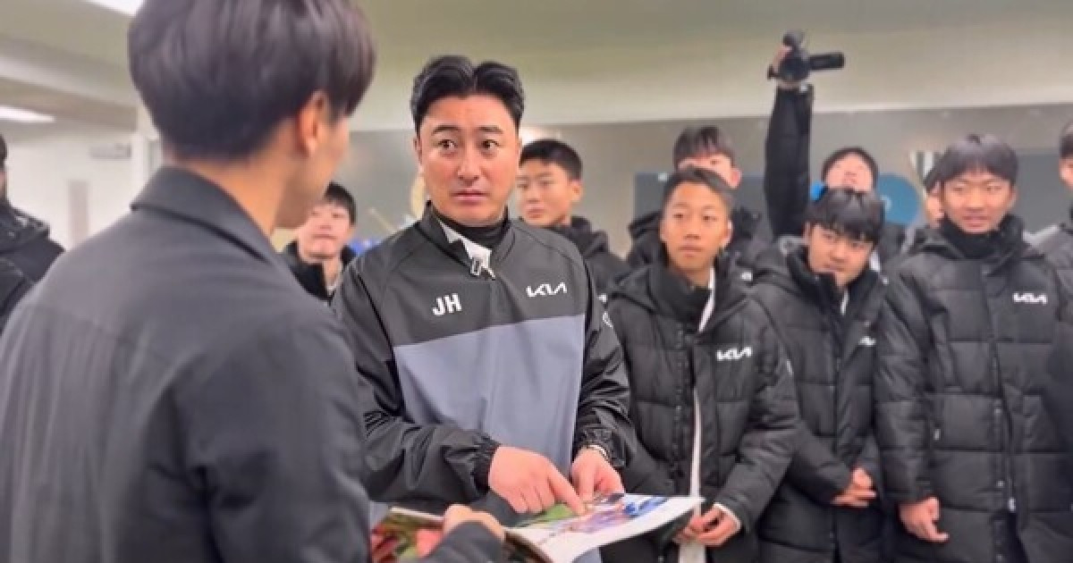 현빈과 견주던 韓 최고 미남 선수 등장에 "여전히 중년 배우 같다" 호평 쏟아져...'안느' 안정환, 요코하마 F. 마리노스, 금의환향 화제