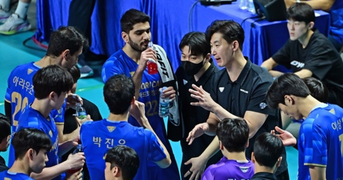 '박철우 대행 체제' 남자배구 우리카드, 대한항공 잡고 2연승(종합)
