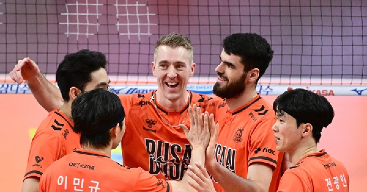 '디미트로프+전광인 31점 합작' OK저축은행, 2위 현대캐피탈 3-0 완파