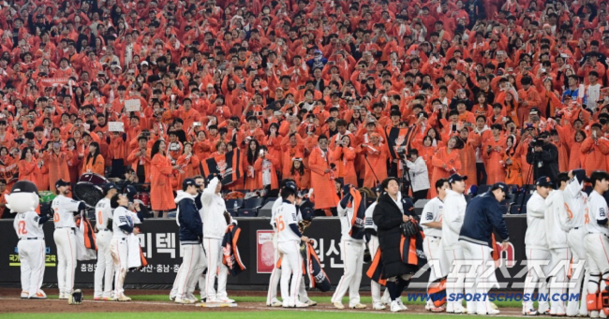 19년 만에 KS 쾌거, 약속 지킨다…겨울 바다 입수 잊어라→'칼국수 도시' 명성 빛낸다