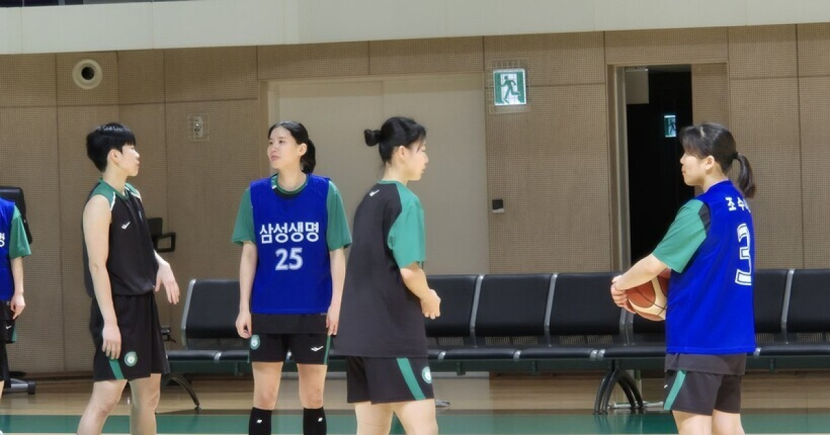 하나은행에 삼성생명 조끼가? 선수단 위한 세심한 지원, 이상범 감독도 ‘깜놀’···“감독 생활하며 처음 본다”