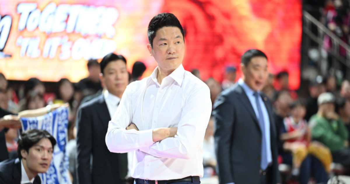 전희철 서울 SK 감독 경기 전 모습