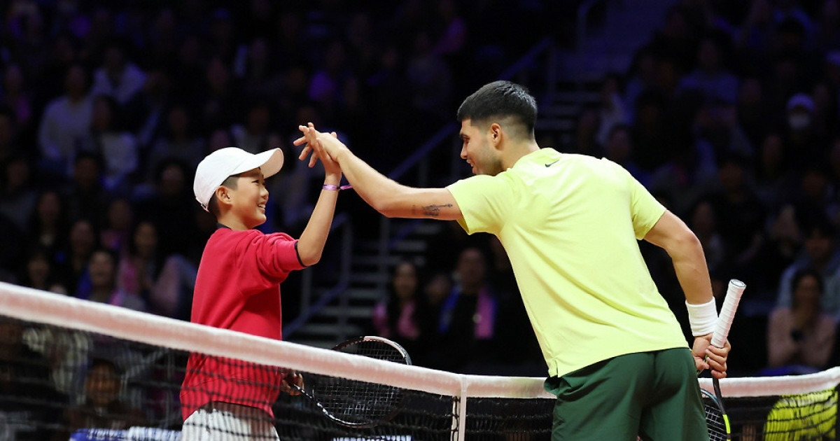 이래서 월클입니다 슈퍼매치 깜짝→감동 해프닝, 관중석 앉은 韓 테니스 꿈나무에게 라켓 쥐어준 시너…나보다 잘 치던데