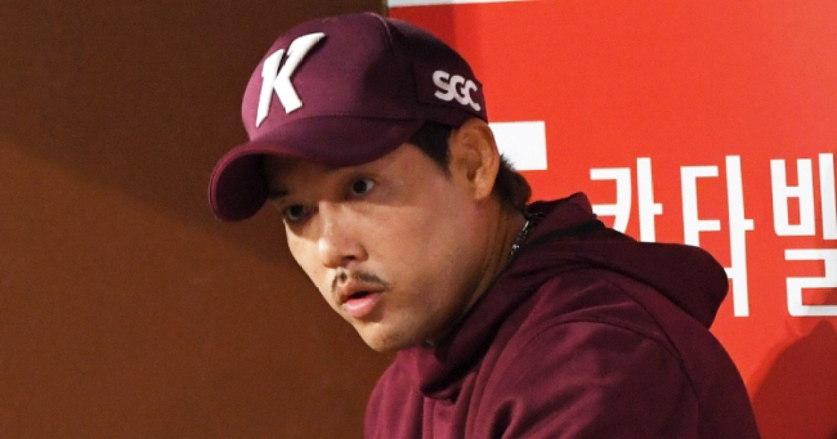 이용규, 은퇴는 없다...올해도 플레잉 코치로 사인 완료, 관건은 2억이던 연봉