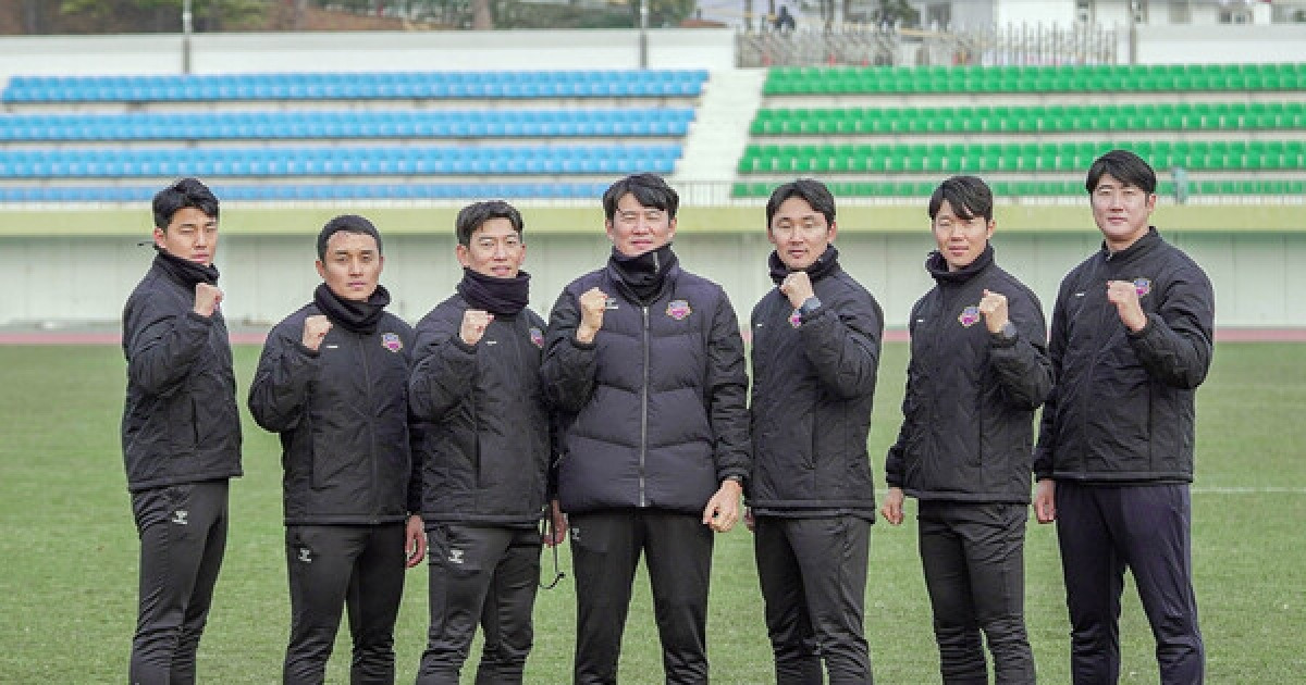 '새 사령탑' 박건하, 수원FC 2026시즌 코칭스태프 구성 완료...K리그1 승격을 위해 집중