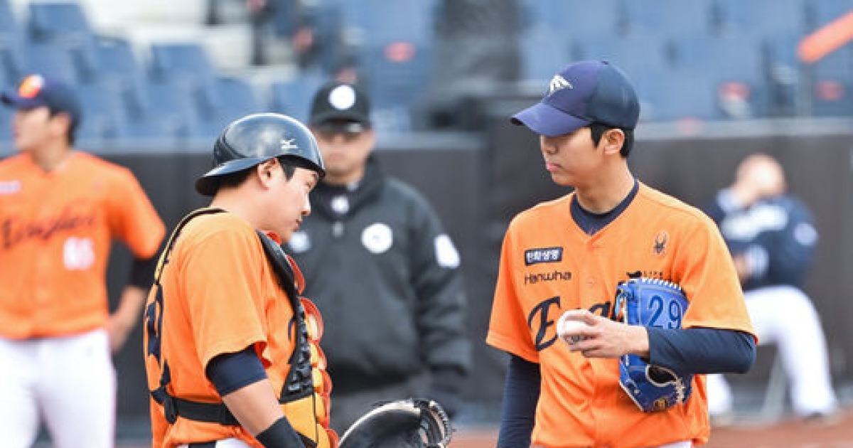 '두둑한 봉투 이유 있네' 김경문 감독이 점찍은 젊은 포수…한화 안방 경쟁, 타율왕까지 뛰어든다