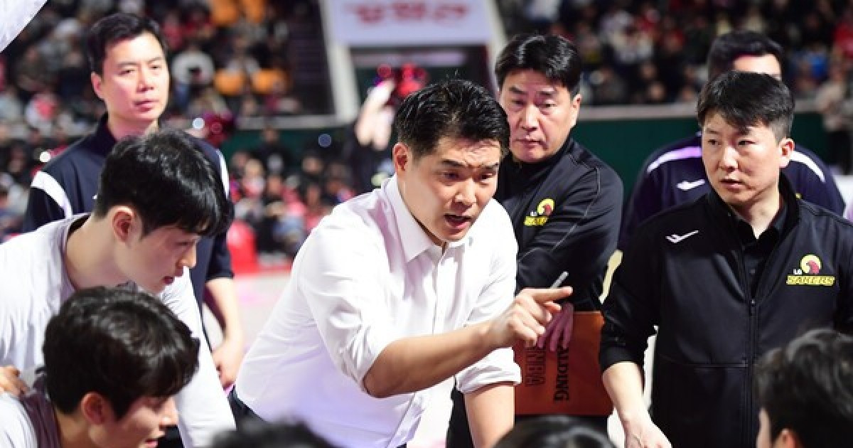 프로 선수로서 이런 경기 하는 것 자체가 팬들에게 죄송스러워 완패에 고개 숙인 조상현 감독