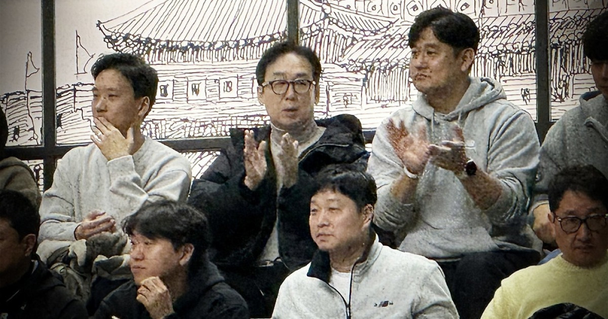 KT 스포츠 하나 된 마음으로!…위즈 프런트의 단체 응원, 소닉붐 승리에 힘 보탰다