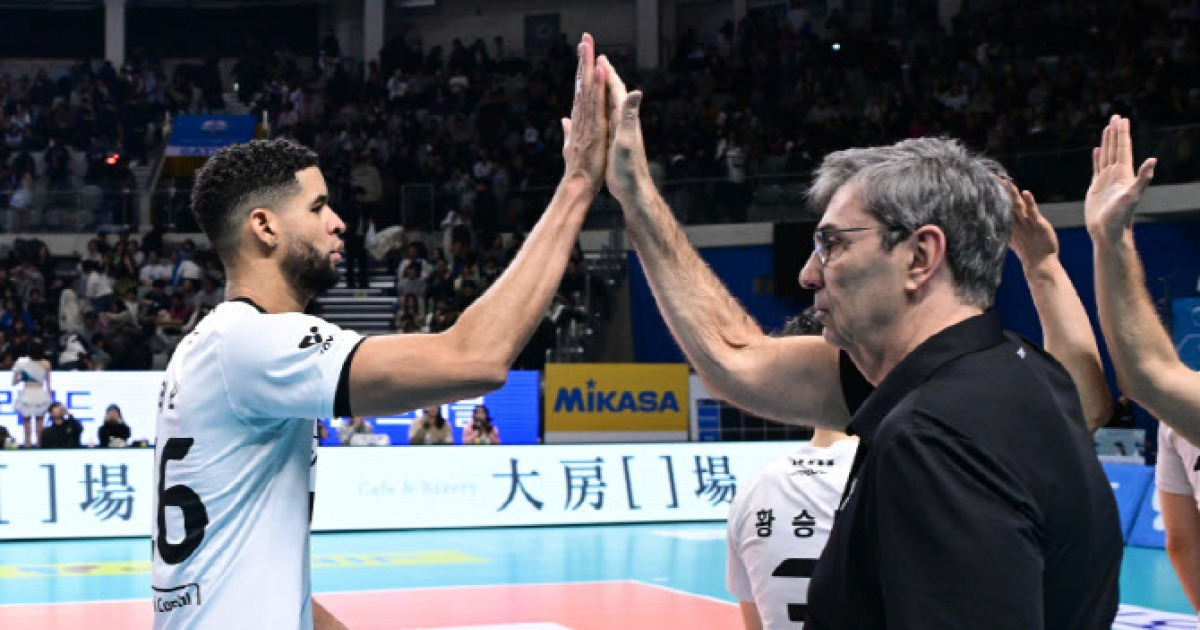 '레오 26득점 원맨쇼' 현대캐피탈. 우리카드에 완승...선두경쟁 가속화