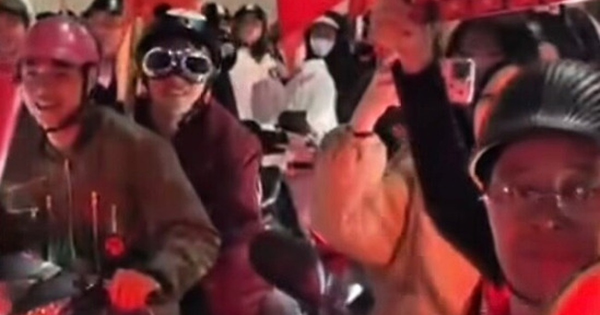 베트남 국민들 뒤집어졌다...'김상식 매직' 4강 진출에 오토바이 수천 대 집결→벌써 포상금도 1.7억