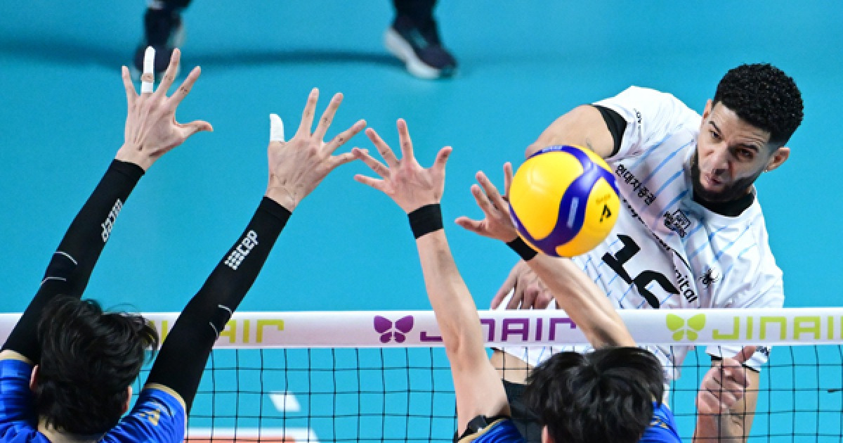 ‘레오 대폭발’ 현대캐피탈, 우리카드 3-0 제압...선두와 승점 한 점 차! [MK현장]