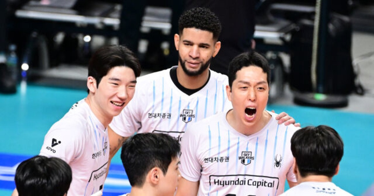 선두 경쟁 점입가경! 현대캐피탈, 장충 원정서 우리카드에 셧아웃 완승…선두 대한항공과 다시 승점 1점 차 [MD장충]