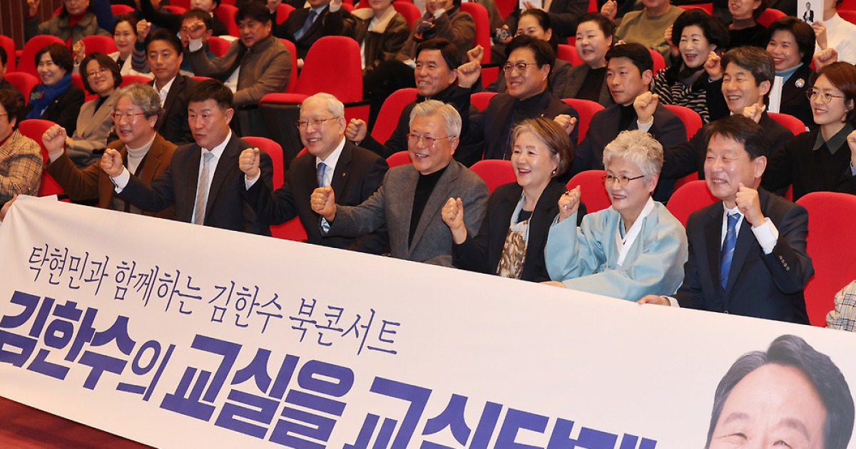 문재인 “대전·충남 통합, 교육자치부터 지켜야”…‘동서’ 김한수 교육감 출마 지지