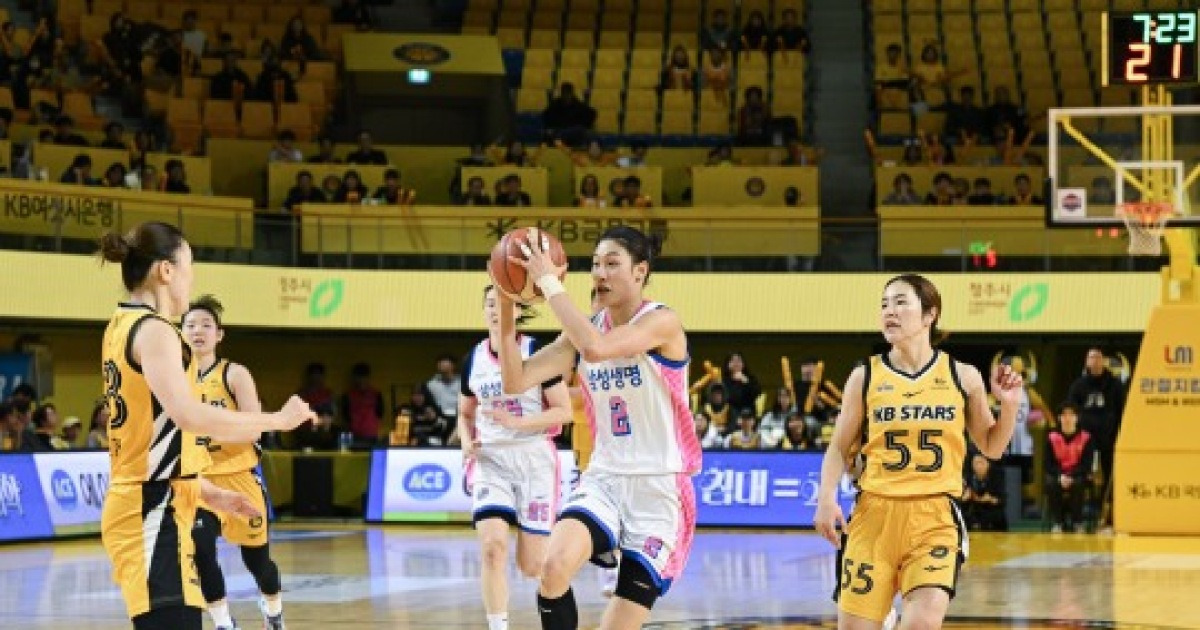 '이해란 23점+윤예빈 22점' 삼성생명, KB 꺾고 3연패 마침표