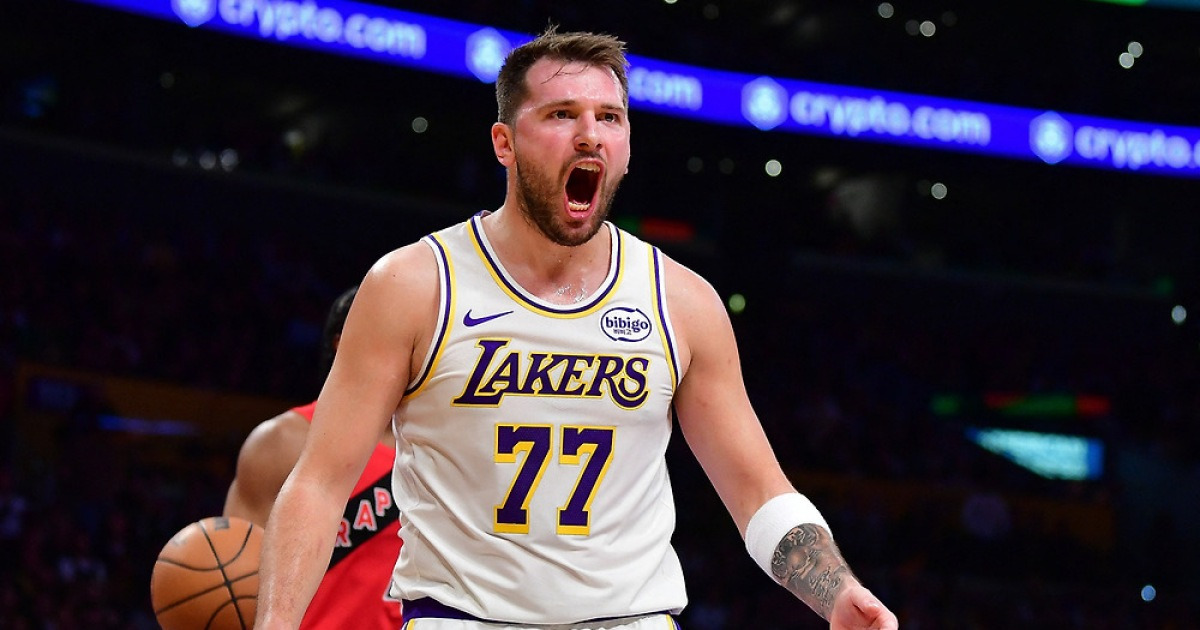 돈치치 복귀+‘야투율 100%’ 에이튼…LAL, 토론토 완파하고 2연패 탈출