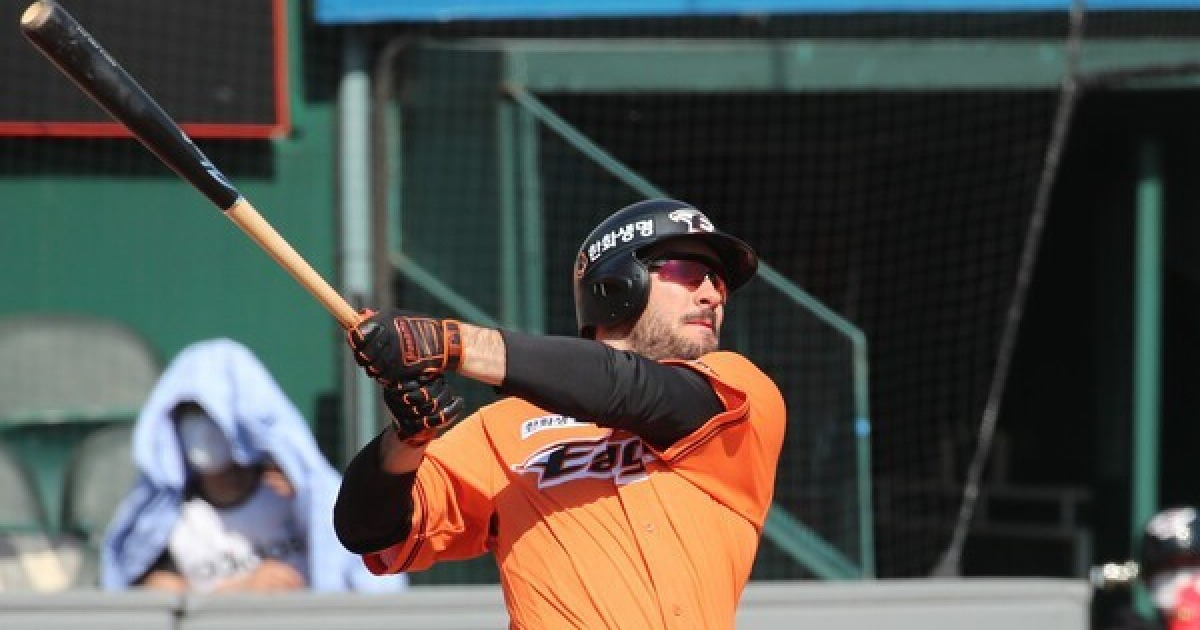 '한화에서 재계약 실패' KBO 출신 최고 야수, 드디어 낭보 떴다! 2년 연속 방출+무적 신세 설움, 조만간 털어내나?