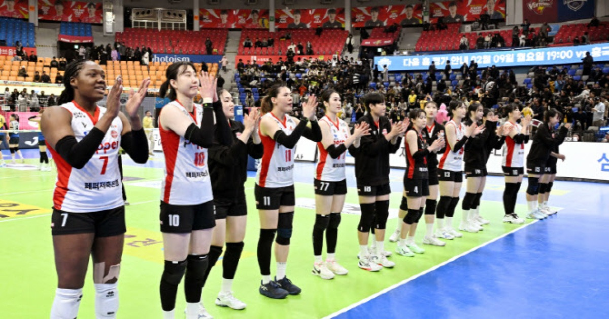 '조이 31득점' 페퍼저축은행, 갈 길 바쁜 현대건설 제압