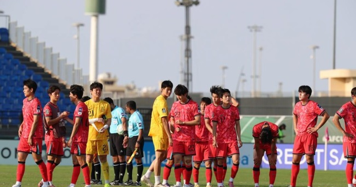 2살 어리고, 대학생 3명 뛴 일본에 졌다...처참한 경기력으로 결국 한일전 참패