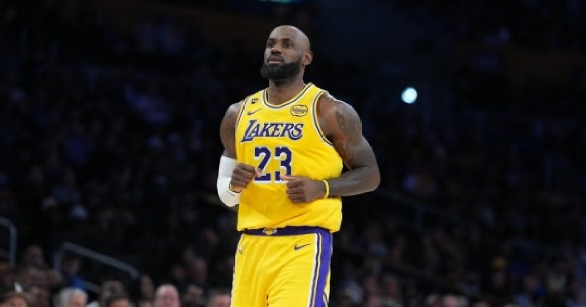 제임스의 엔딩, 고향 클리블랜드여야 전 동료 커즌스 클리블랜드에서 가장 먼저 영구결번돼야