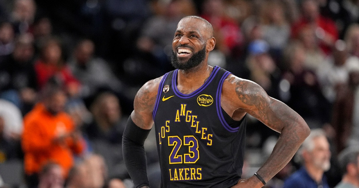 "르브론, 지역 라이벌 클리퍼스 트레이드 제안" LA 레이커스 지니 버스 전 구단주 폭로. 르브론의 반응 "폭로? 신경 안 써. 난 골프가 더 좋아"