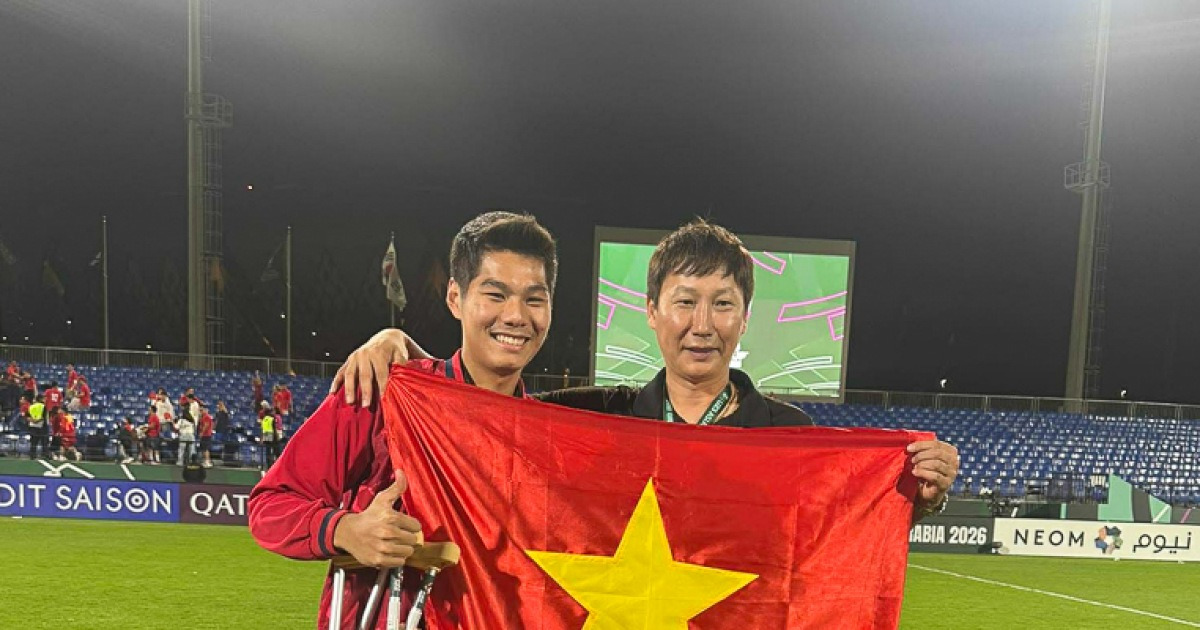 10명뿐이었는데... 베트남이 한국 축구 부쉈다, '영웅 등극' 김상식 감독 선수들 투혼 눈부셔