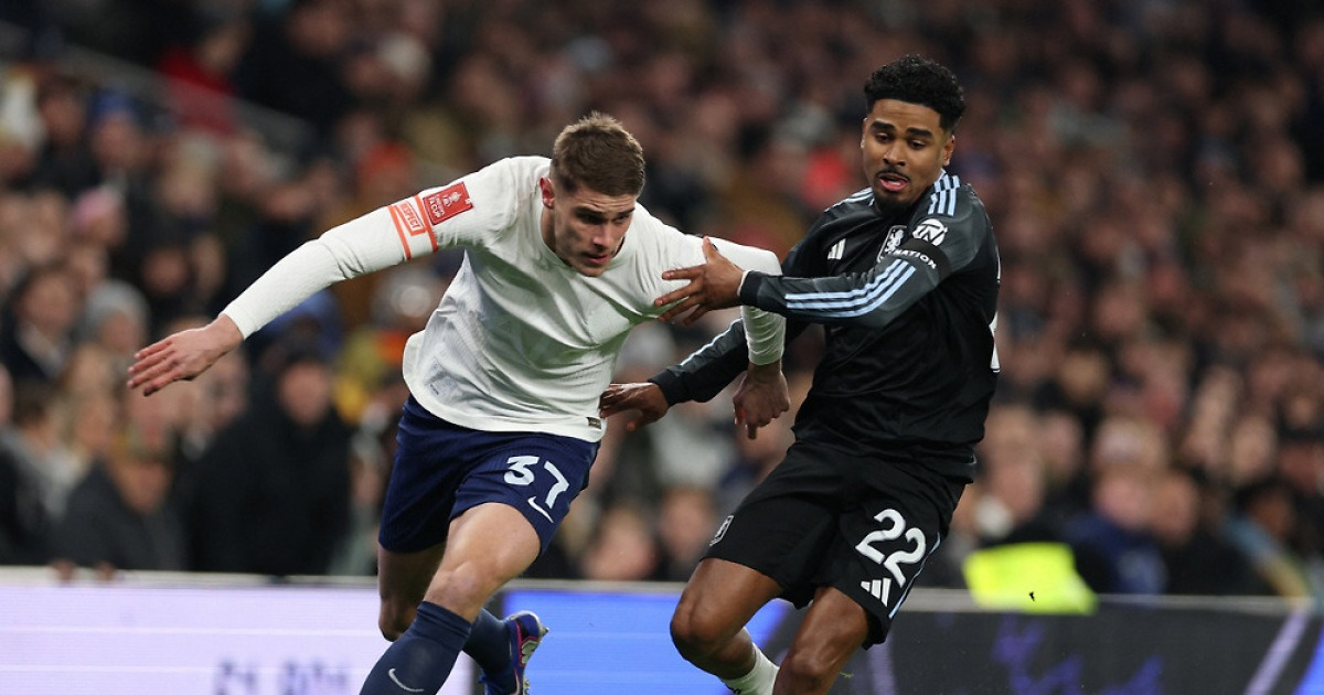 '손흥민 이어 줄줄이 이적하나' 토트넘 큰일 났다…리버풀, '1억 파운드 투자' 미키 판 더 펜 '러브콜 폭발'