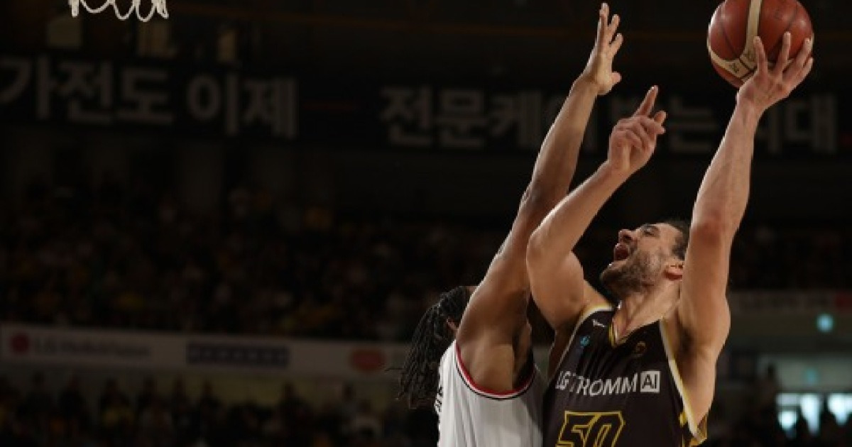 '타마요·양홍석 빠져도 완승' LG, 2위 정관장 76-53 대파...선두 독주