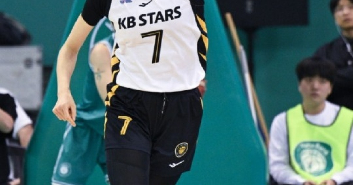 KB 송윤하 시즌 최다 20점+박지수 더블더블…1위 하나은행 꺾고 승차 2경기로