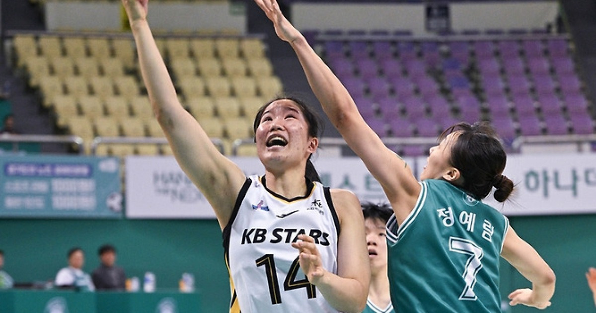여자농구 2위 KB, 선두 하나은행 제압…송윤하 20점 폭발