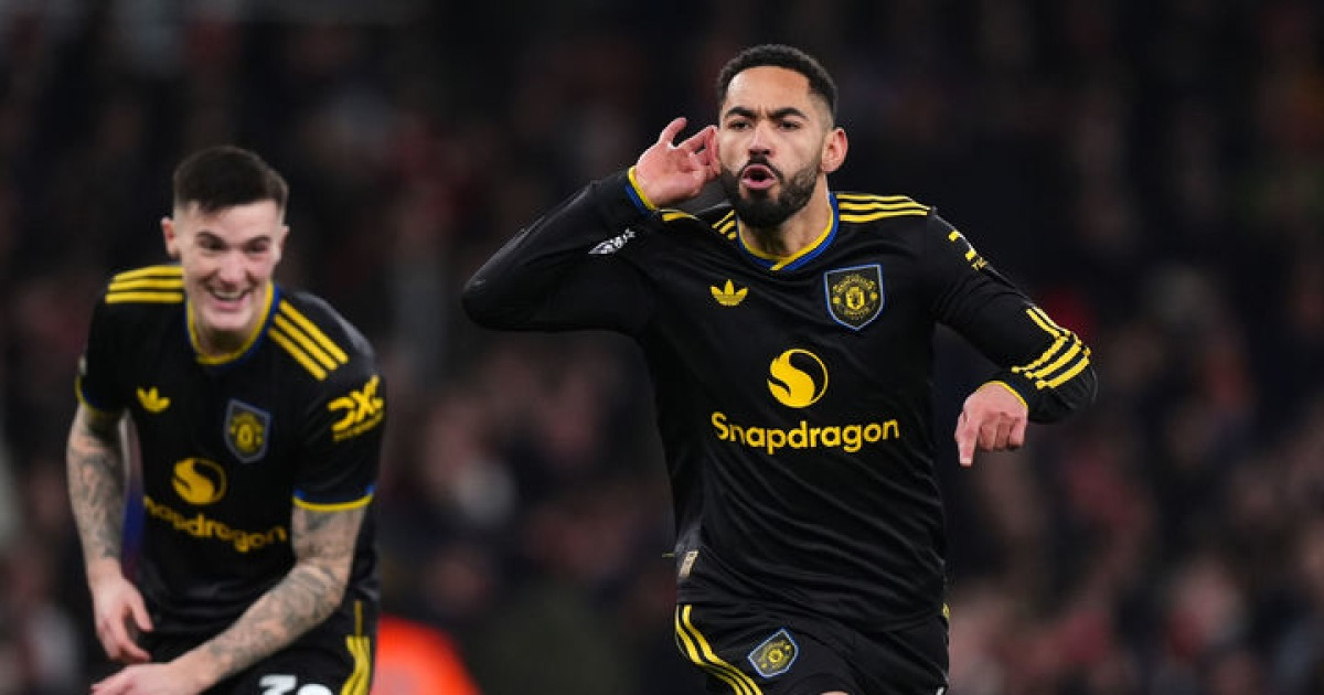 '캐릭 매직' 맨유, 맨시티 이어 선두 아스널에 3-2 역전승