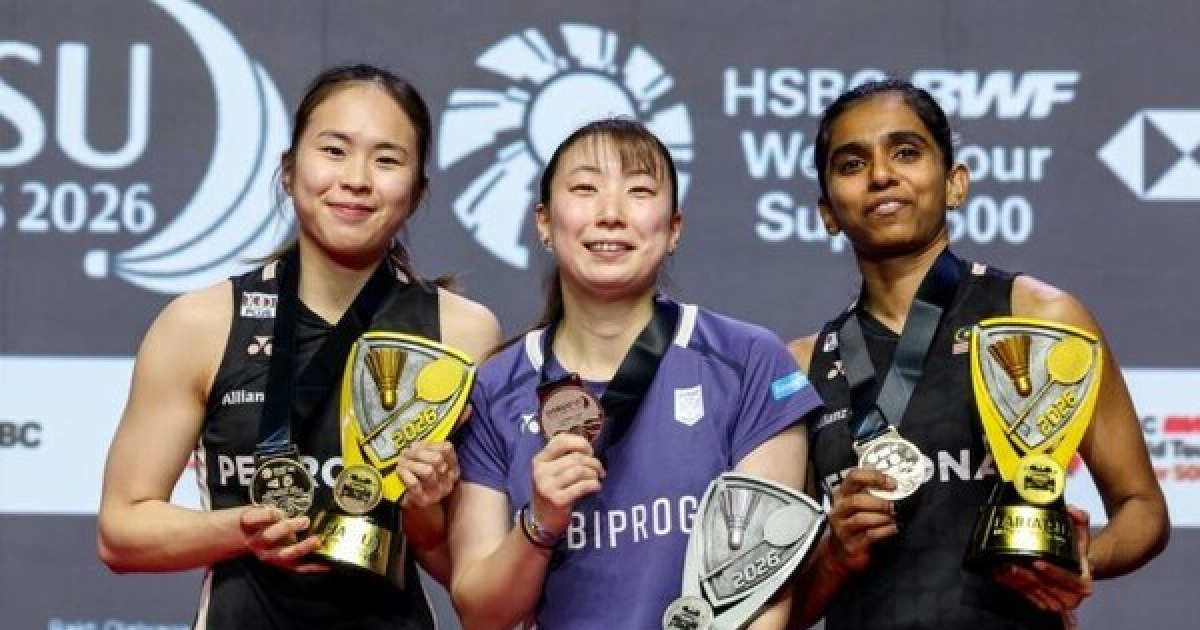 日 배드민턴 급조 페어, 결승 몇 시간 앞두고 의문에 부전패→시상대에 홀로 등장...그럼에도 웃었다 파트너 고열로 인한 기권, 너무나도 아쉬워