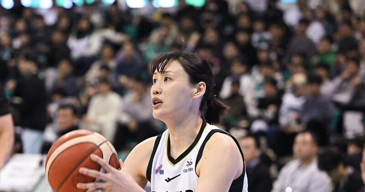 [BK 리뷰] ‘4Q 외곽 폭발’ KB, 우리은행 잡고 3연승 질주!