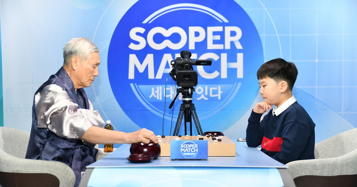 '바둑 황제' 조훈현, '9살 신동' 유하준과 맞대결서 '2집 승'