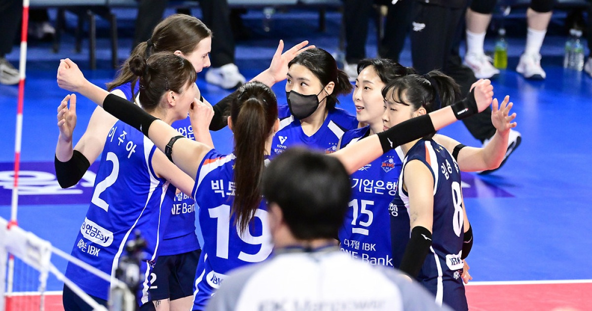 '빅토리아 34득점' 기업은행, '선두' 도로공사 꺾고 연패 탈출(종합)